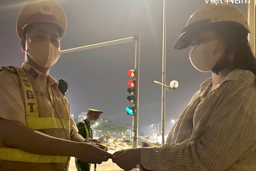 CSGT Hà Nội hỗ trợ nữ sinh nhận lại tài sản thất lạc.