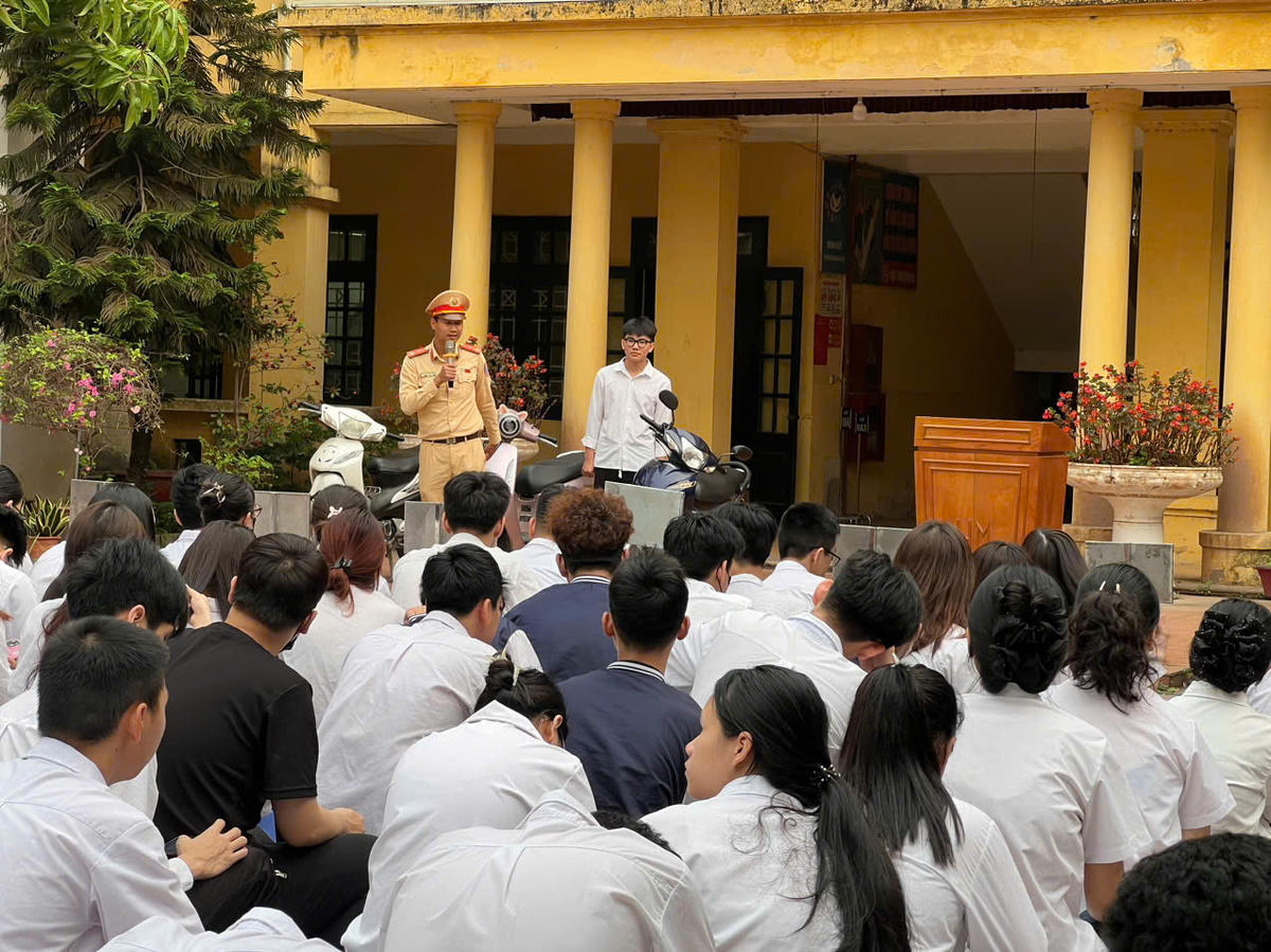Công an phường Lĩnh Nam đã phối hợp với Đội CSGT đường bộ số 14 tổ chức chương trình tuyên truyền pháp luật và hướng dẫn kỹ năng lái xe an toàn cho cán bộ, giáo viên và học sinh trung tâm.