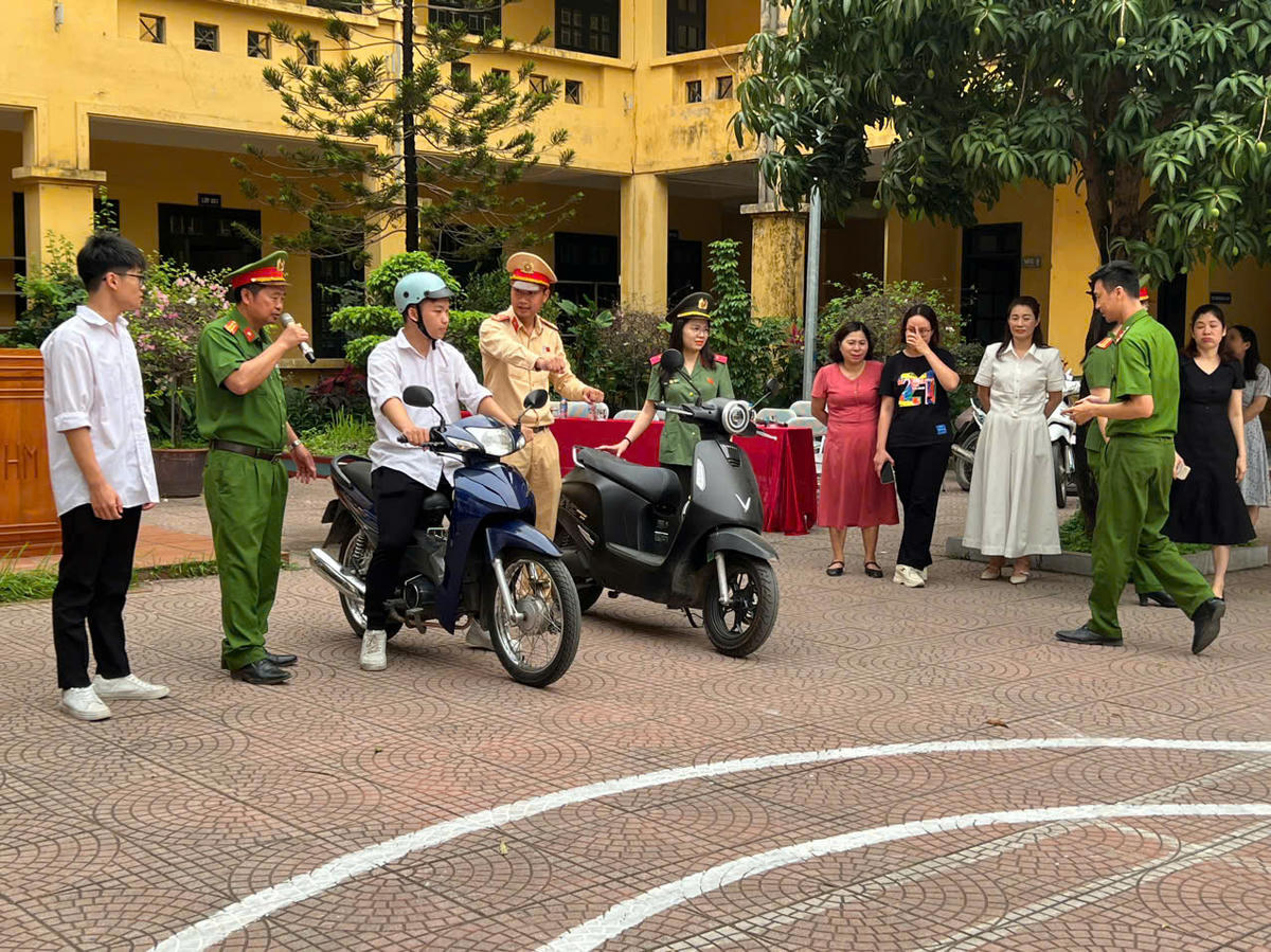 Báo cáo viên hướng dẫn học sinh Trung tâm giáo dục thường xuyên, trung tâm dạy nghề Hoàng Mai (phường Lĩnh Nam).