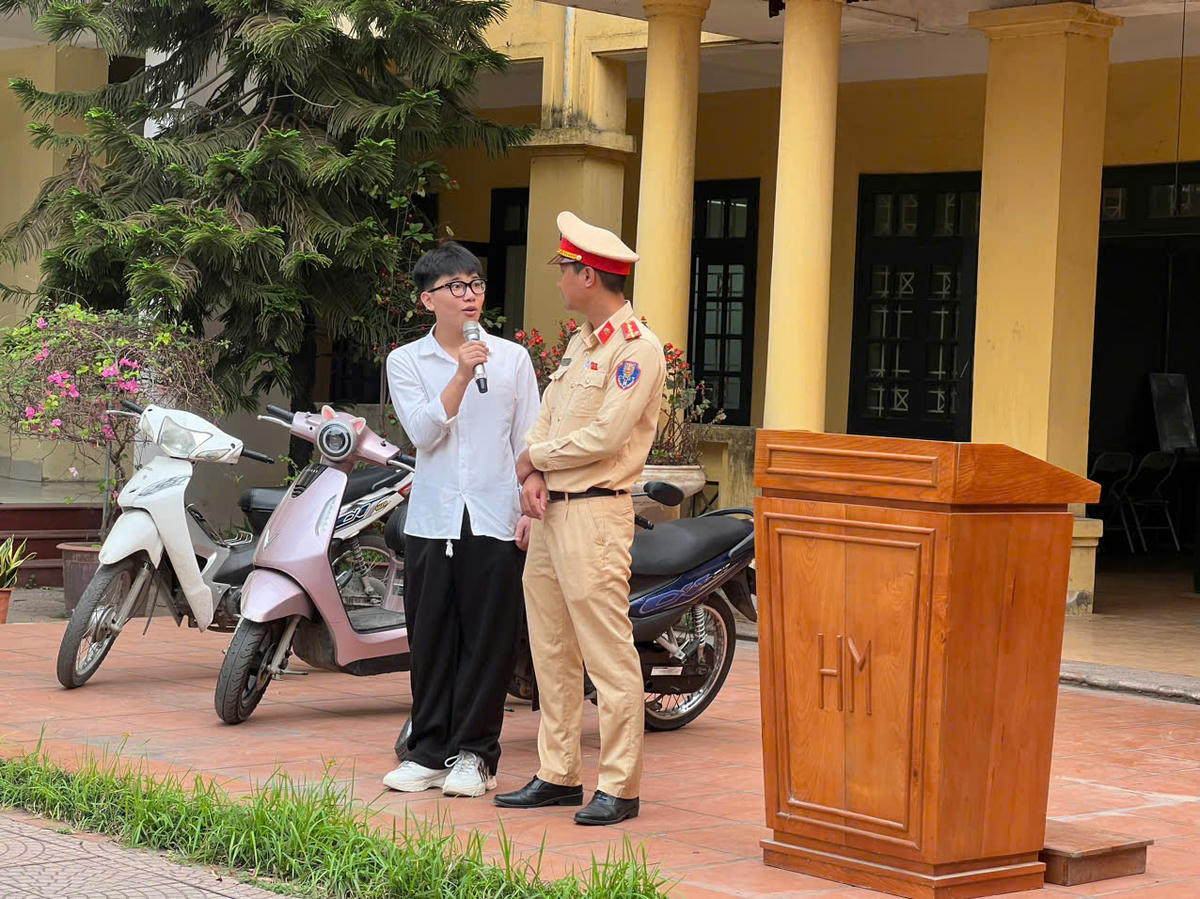 Các em học sinh đặt câu hỏi về&nbsp;các quy định mới của pháp luật giao thông.