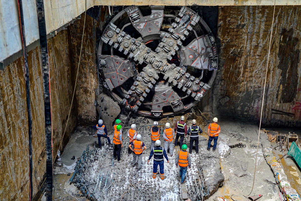 Thời khắc máy hoàn thành khoan hầm tại ga S12.