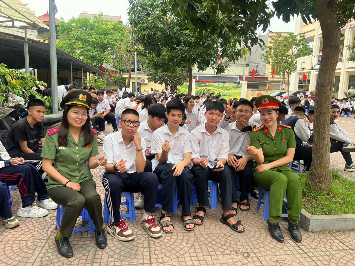 Đại diện Chi hội phụ nữ Công an phường Lĩnh Nam chia sẻ trao đổi các kỹ năng an toàn cho học sinh.