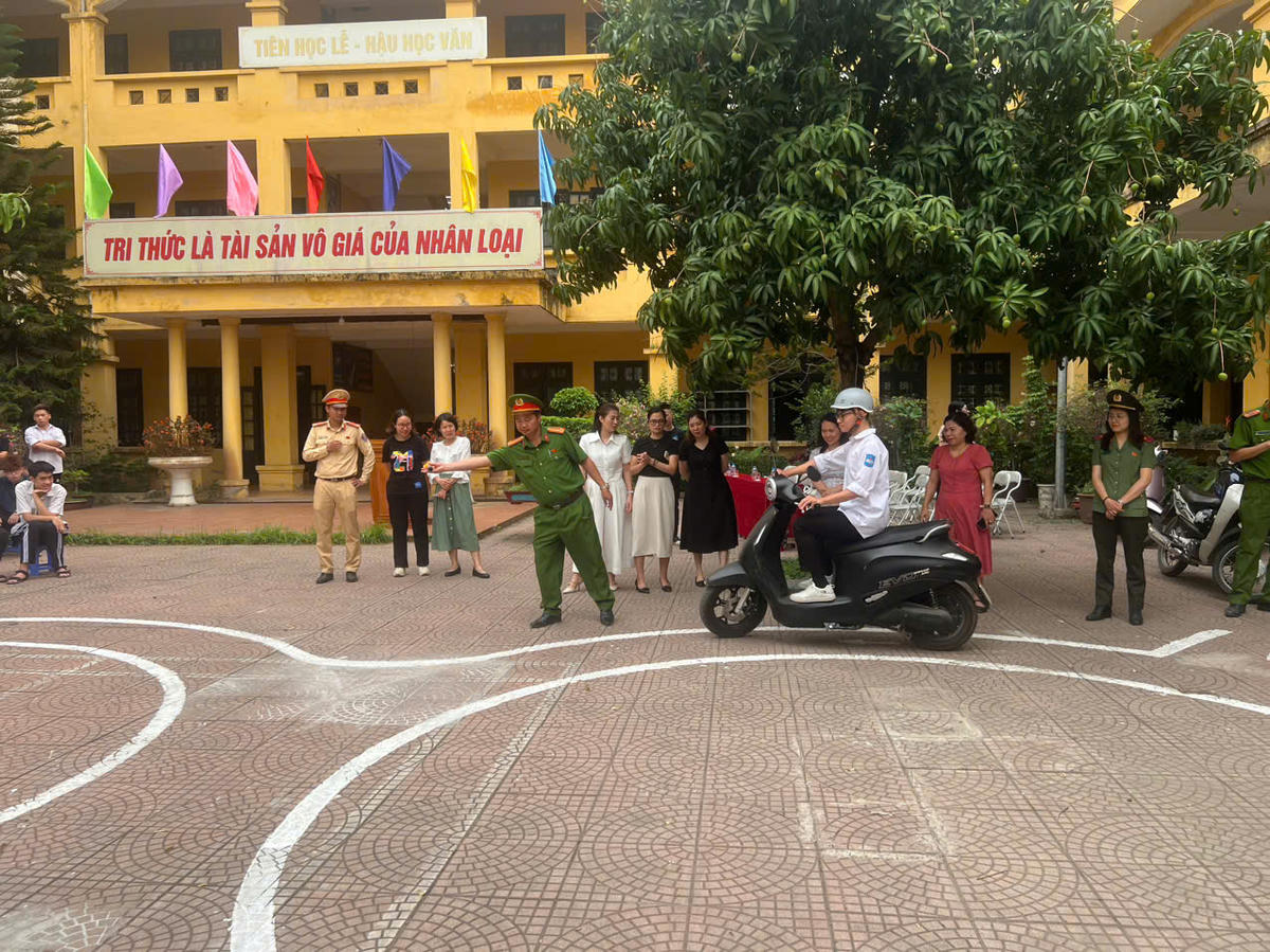 Công an phường Lĩnh Nam hướng dẫn các kỹ năng điều khiển phương tiện thực tế cho học sinh.