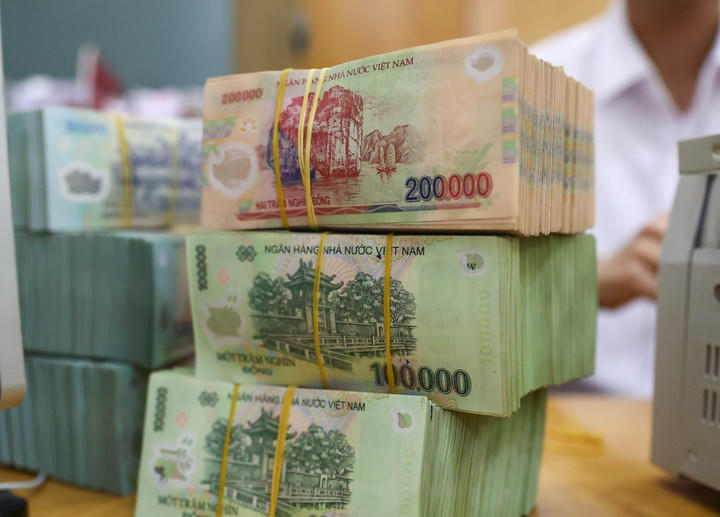 Mặt bằng lãi suất cho vay bình quân tiếp tục duy trì sự phân tầng, với nhóm ngân hàng có mức quanh 5,5%/năm và nhóm cao hơn vượt 7,5%/năm. (Ảnh minh họa).