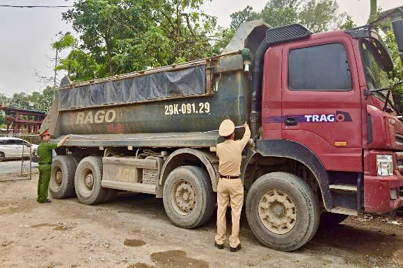 CSGT và Công an cấp xã tổng rà soát ô tô tải trên địa bàn.