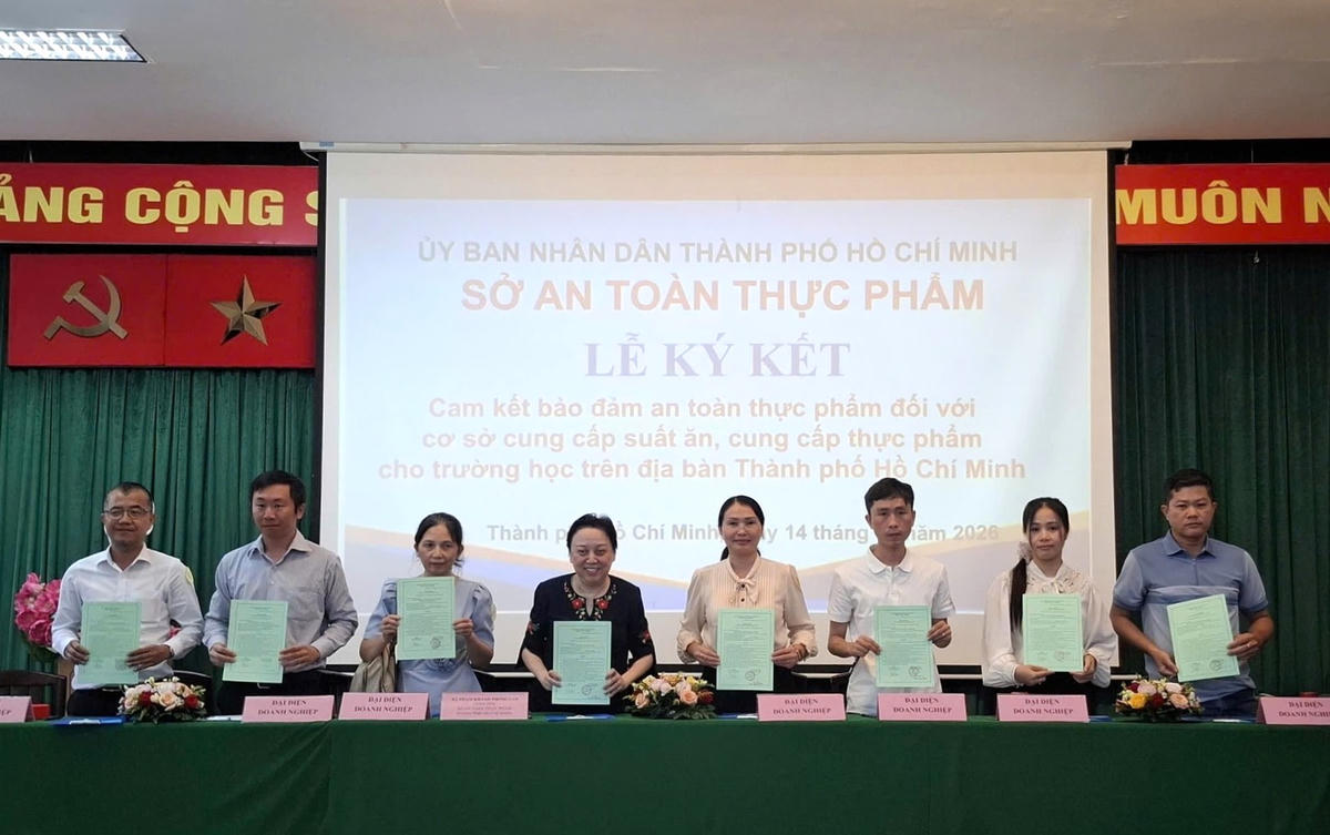 Bà Phạm Khánh Phong Lan (giữa) cùng đại diện các cơ sở ký cam kết bảo đảm an toàn thực phẩm cho bữa ăn học đường.