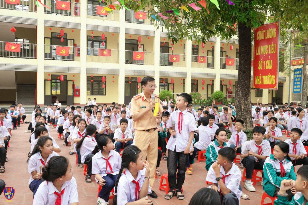 Cán bộ Phòng Cảnh sát giao thông giao lưu trả lời câu hỏi với các em học sinh.