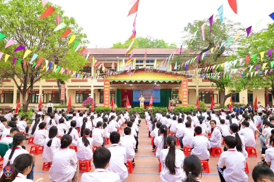 Hơn 1.000 giáo viên và học sinh được tuyên truyền pháp luật về trật tự an toàn giao thông.&nbsp;