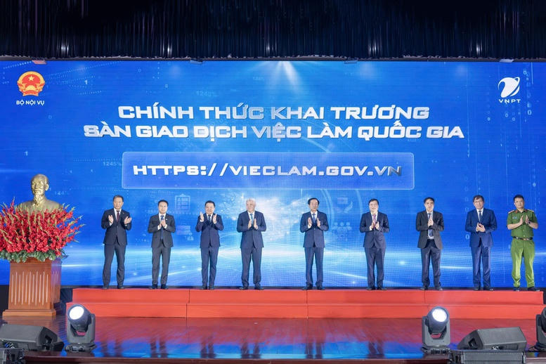 Các đại biểu thực hiện nghi thức khai trương Sàn giao dịch việc làm quốc gia. Ảnh: VGP.