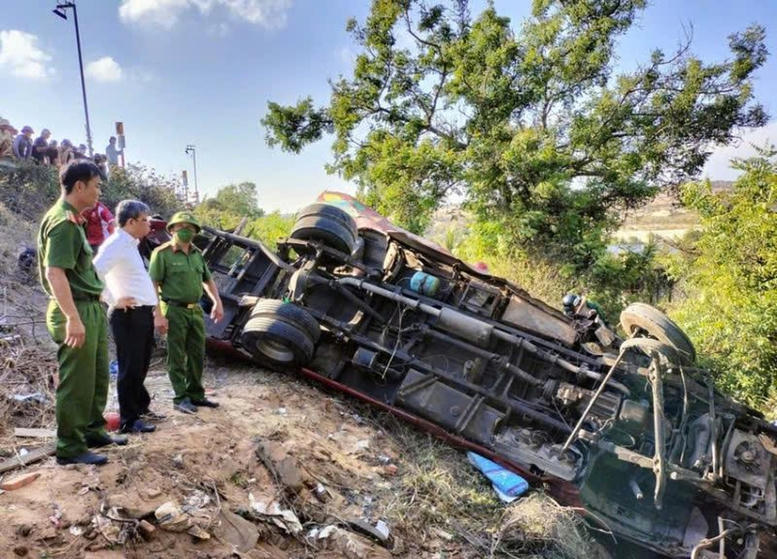 Vụ tai nạn xe khách chở 16 người lao xuống vực khiến 4 người tử vong chiều 6/4 tại Lâm Đồng. Ảnh: Báo điện tử Chính phủ.