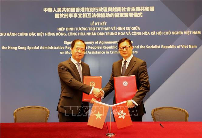 Đại diện 2 bên ký kết hiệp định. Ảnh: TTXVN