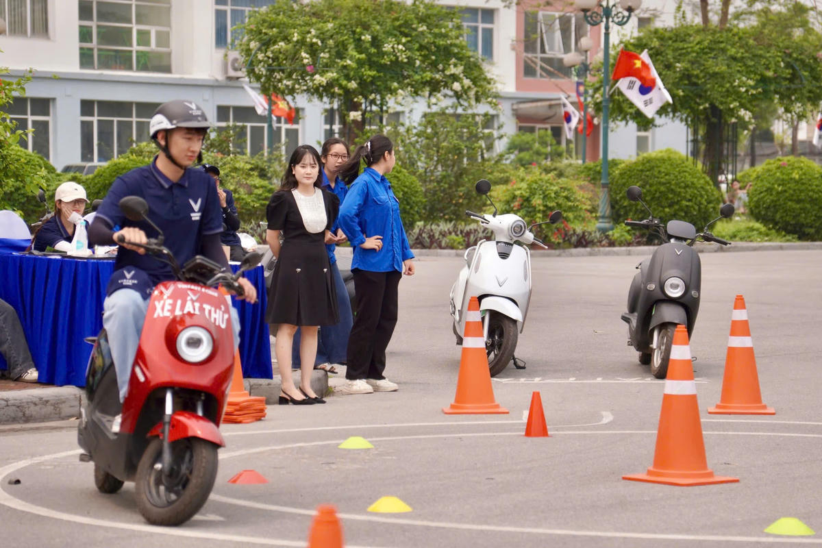 Học sinh thực hành kỹ năng lái xe.