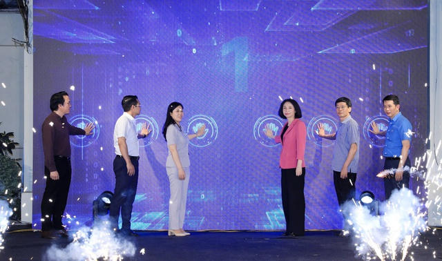 Các đại biểu nhấn nút ra mắt Cổng thông tin an toàn thực phẩm. (Ảnh: VGP)