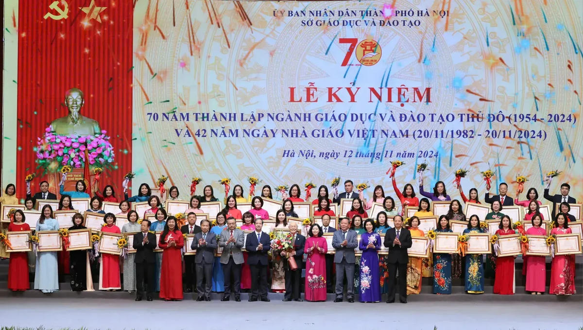 &nbsp;Các nhà giáo Hà Nội được phong tặng danh hiệu "Nhà giáo Nhân dân", "Nhà giáo ưu tú" lần thứ 16.