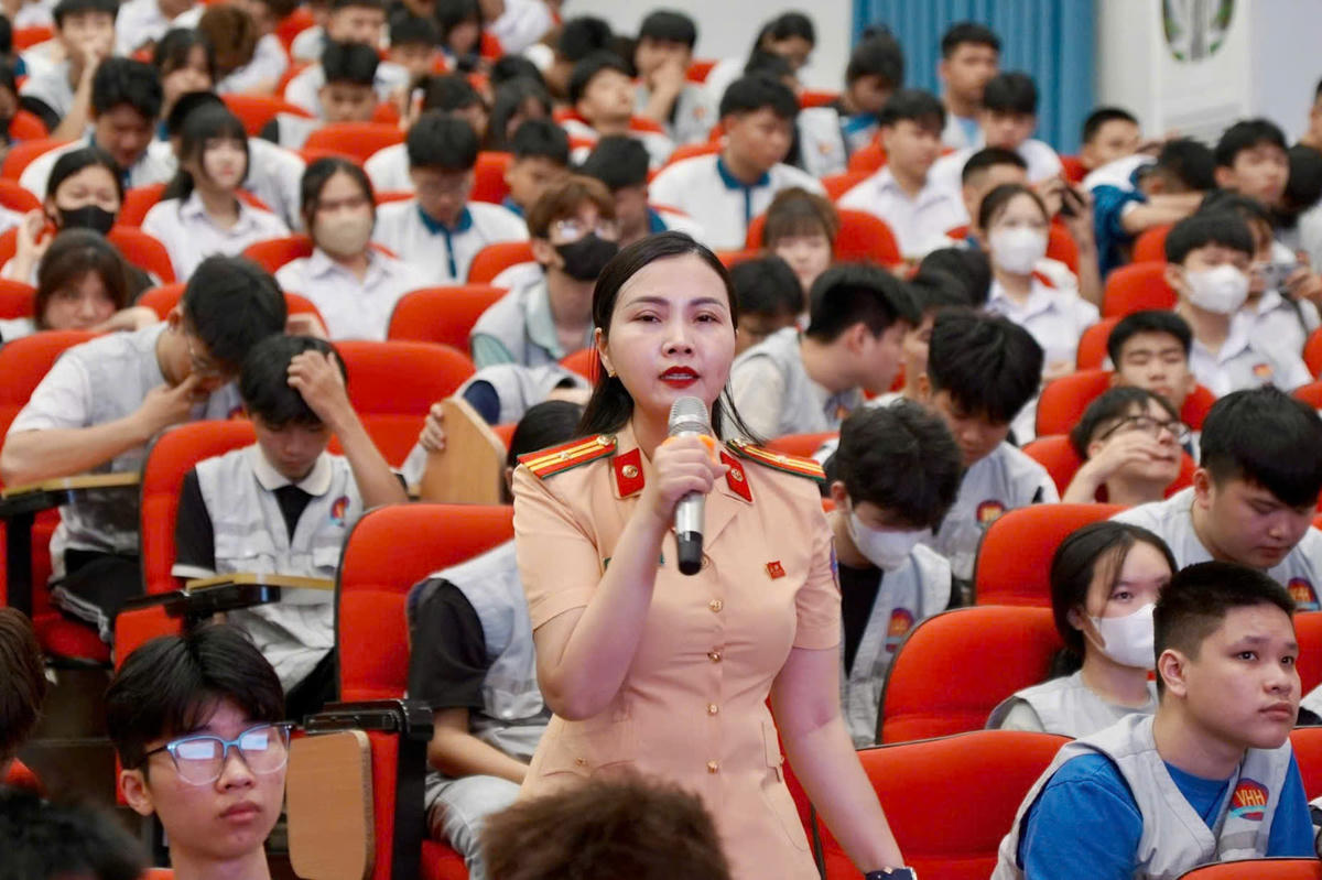 Báo cáo viên Phòng CSGT tương tác trực tiếp với học sinh qua các câu hỏi tình huống.