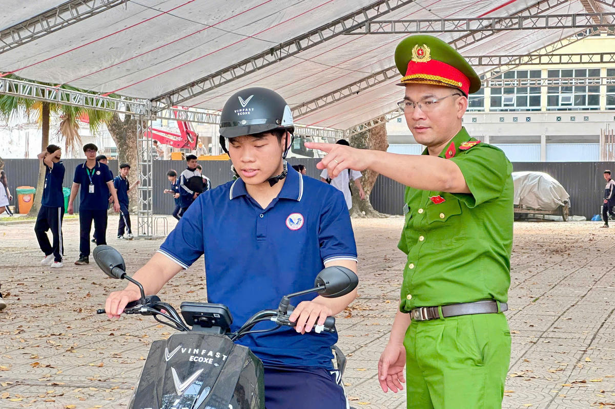 Công an xã Thư Lâm hướng dẫn học sinh các thao tác, kỹ năng khi điều khiển xe máy điện.