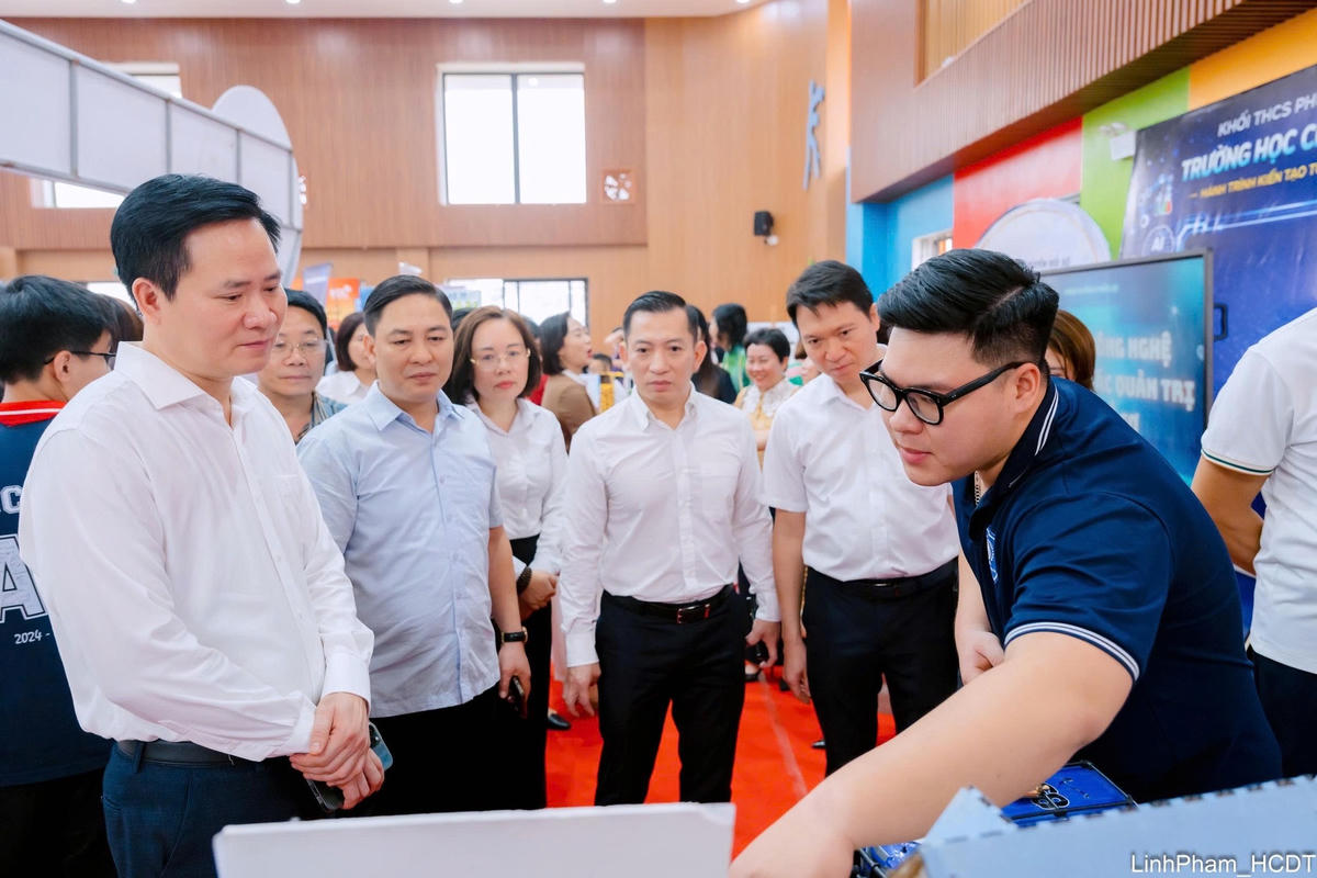 Ông Nguyễn Thế Thạch Bí thư Đảng ủy, Chủ tịch HĐND phường Phúc Lợi cùng các đại biểu tham quan các mô hình sáng tạo số.