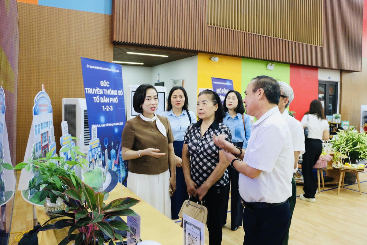 Các đại biểu tham dự sự kiện được giới thiệu mô hình chuyển đổi số tại Góc truyền thông Tổ dân phố 1-2-3.