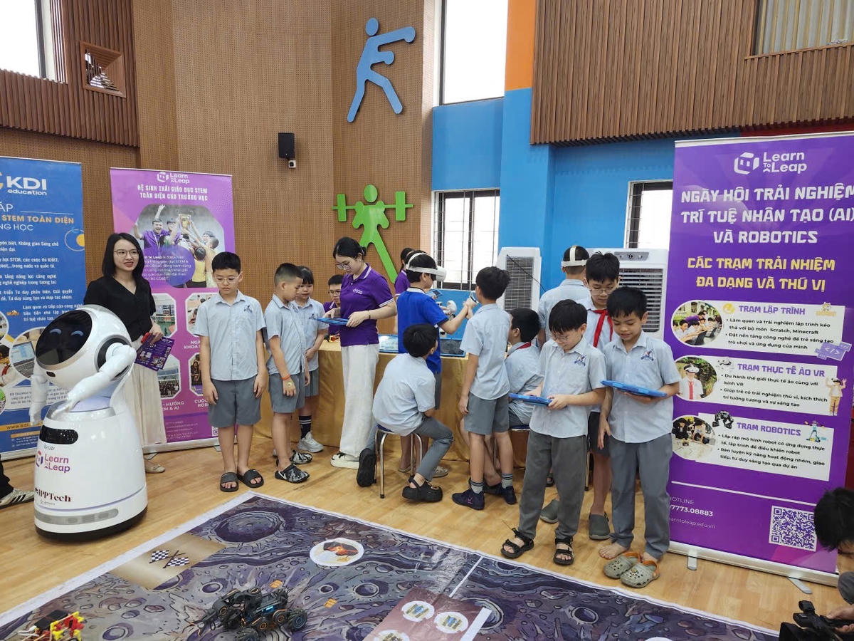 Các học sinh cùng trải nghiệm sản phẩm trí tuệ nhân tạo...