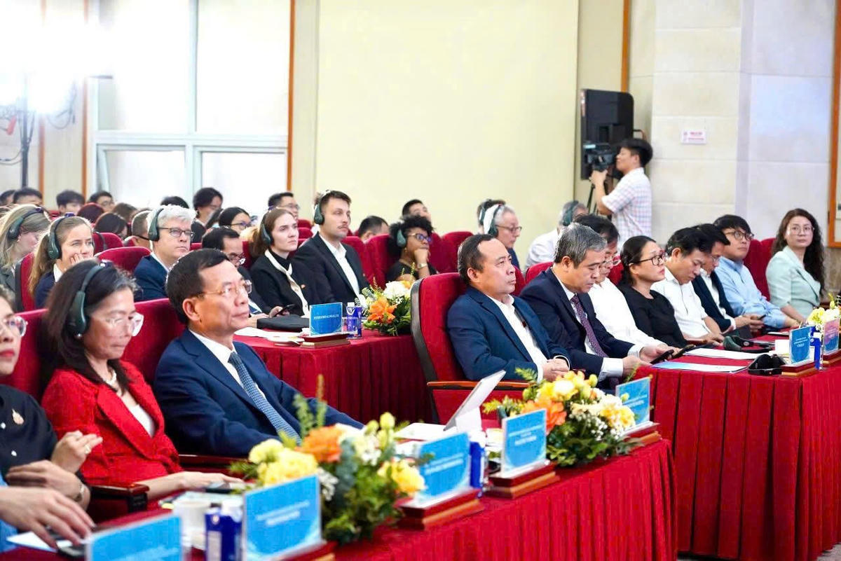 Bộ trưởng Bộ KH&CN Vũ Hải Quân, Nguyên Bộ trưởng Bộ KH&CN Nguyễn Mạnh Hùng và các Đại biểu tham dự buổi Lễ.