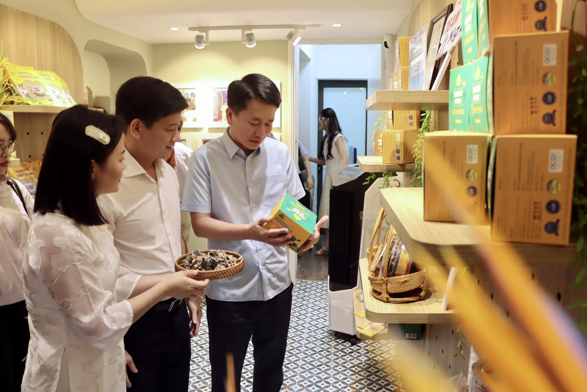 Người tiêu dùng có thể trực tiếp dùng thử sản phẩm, tìm hiểu quy trình sản xuất cũng như các giá trị văn hóa và nghề truyền thống gắn với từng đặc sản Hà Tĩnh.