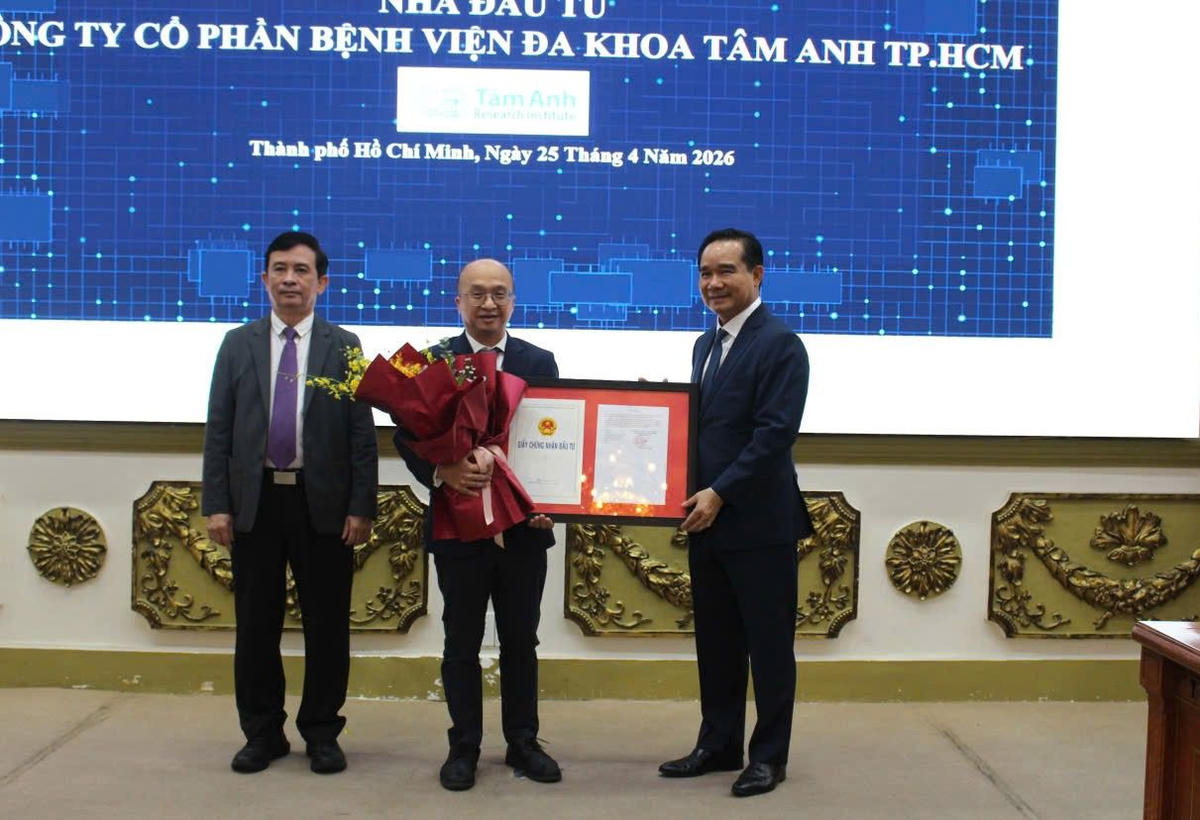 Chủ tịch UBND Thành phố Nguyễn Văn Được trao giấy chứng nhận và chúc mừng Viện nghiên cứu Tâm Anh.