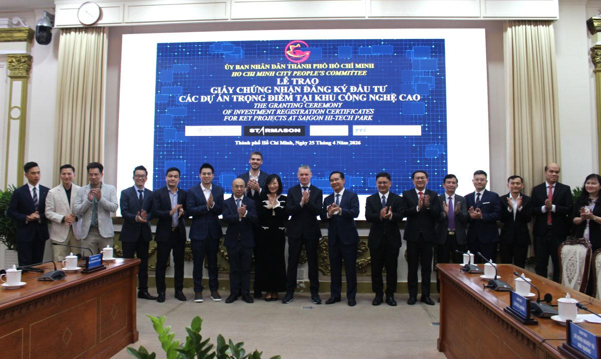 Lãnh đạo TP. HCM chụp ảnh cùng các nhà đầu tư.