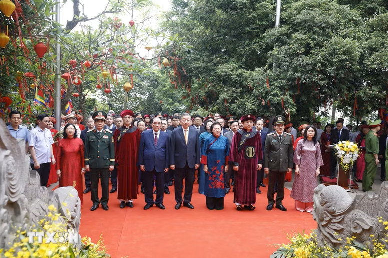 Trang nghiêm Lễ dâng hương tưởng niệm các Vua Hùng trên đỉnh núi Nghĩa Lĩnh- Ảnh 1.