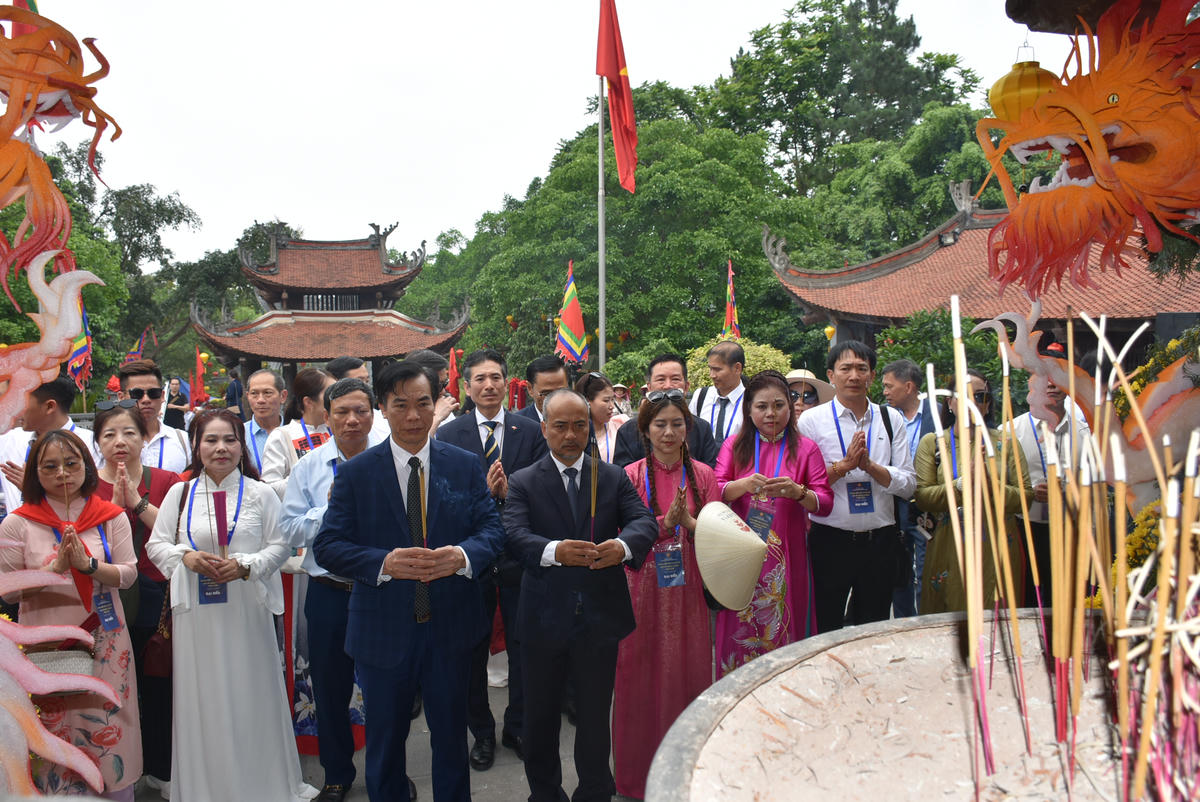 Đoàn kiều bào dâng hương tưởng nhớ các Vua Hùng tại Đền Thượng.&nbsp;&nbsp;