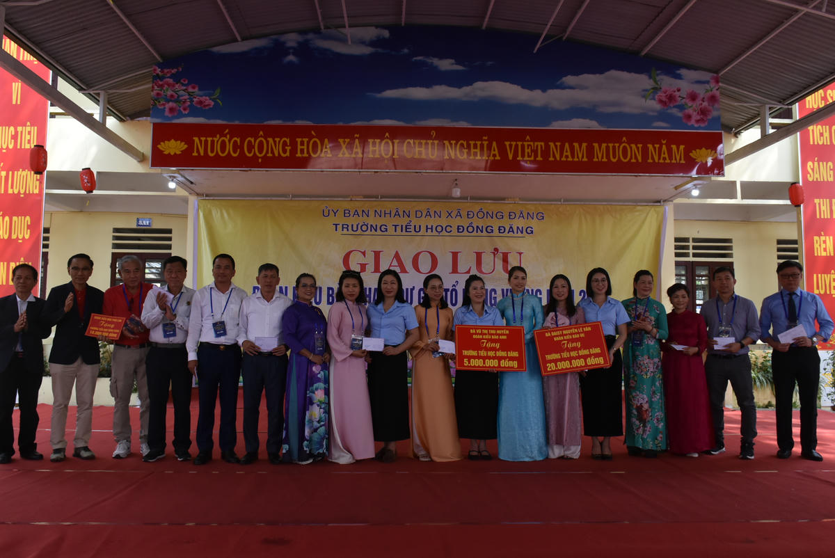 Đoàn đại biểu kiều bào giao lưu, tặng quà cho các em học sinh gặp hoàn cảnh khó khăn tại Trường Tiểu học Đồng Đăng, tỉnh Lạng Sơn. Ảnh: Ủy ban Nhà nước về người Việt Nam ở nước ngoài.