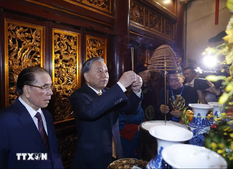 Trang nghiêm Lễ dâng hương tưởng niệm các Vua Hùng trên đỉnh núi Nghĩa Lĩnh- Ảnh 4.