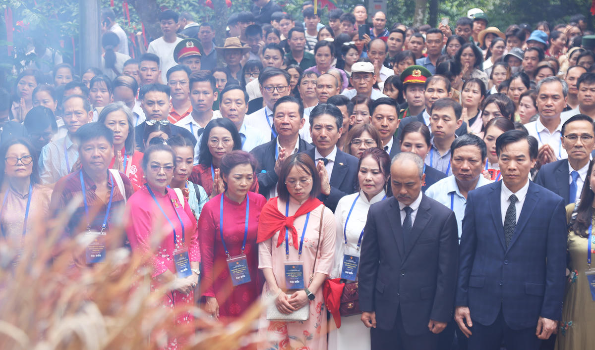 Đoàn kiều bào dâng hương tưởng nhớ các Vua Hùng tại Đền Thượng. Ảnh: Ủy ban Nhà nước về người Việt Nam tại nước ngoài