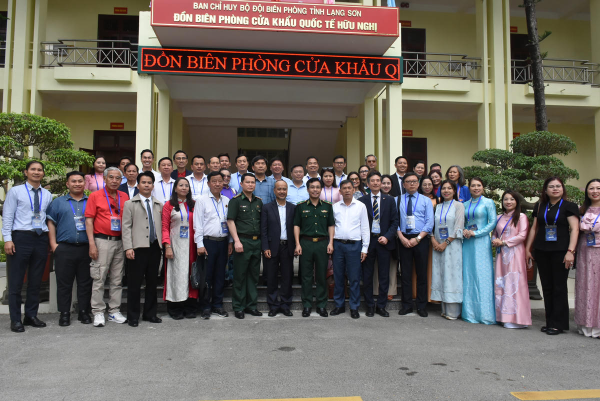 Đoàn đại biểu kiều bào chụp ảnh lưu niệm tại Cửa khẩu quốc tế Hữu Nghị.&nbsp;Ảnh: Ủy ban Nhà nước về người Việt Nam ở nước ngoài.