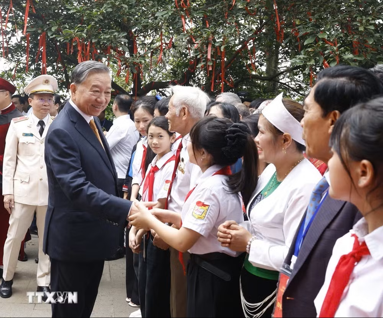 Trang nghiêm Lễ dâng hương tưởng niệm các Vua Hùng trên đỉnh núi Nghĩa Lĩnh- Ảnh 6.