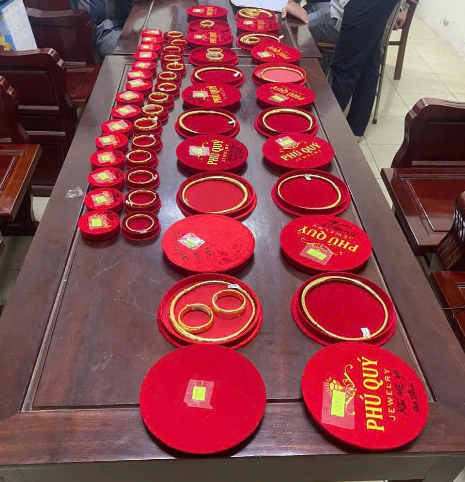 Cơ quan Cảnh sát điều tra Công an tỉnh Ninh Bình đã thu hồi toàn bộ số vàng giả mà đối tượng đã bán, cầm cố tại hiệu vàng. Ảnh: Bộ Công an.