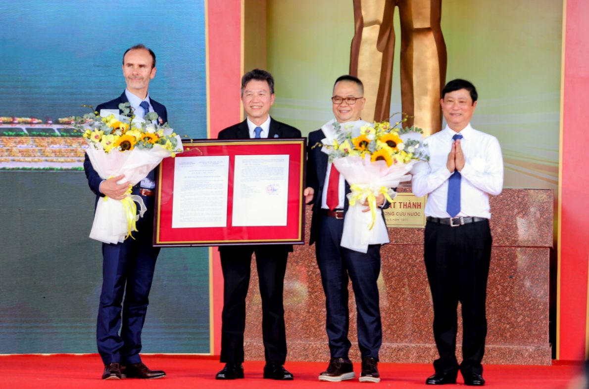 Trao quyết định chấp thuận chủ trương đầu tư dự án cảng trung chuyển quốc tế Cần Giờ. Nguồn: Báo Lao động