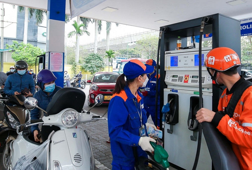 Kéo dài việc giảm thuế nhập khẩu một số mặt hàng xăng dầu về 0% đến 30/6/2026. (Ảnh minh họa)