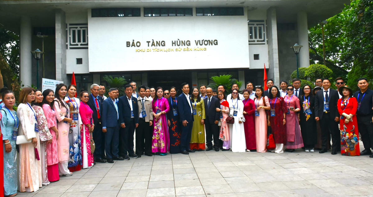 Đoàn kiều bào chụp ảnh lưu niệm tại Bảo tàng Hùng Vương.