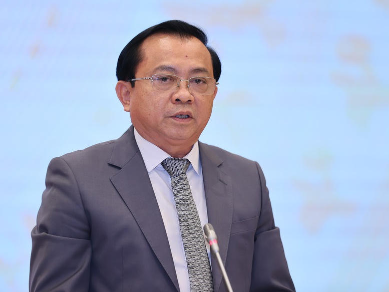 Thứ trưởng Bộ Tài chính Lê Tấn Cận tại buổi họp báo. Ảnh: VGP/Nhật Bắc