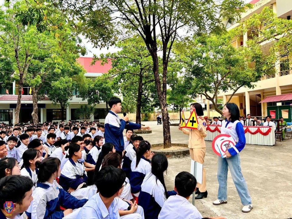 Đồng loạt triển khai tuyên truyền pháp luật và hướng dẫn kỹ năng lái xe gắn máy an toàn cho học sinh tại 100% trường THPT trên địa bàn tỉnh&nbsp;Đắk Lắk.