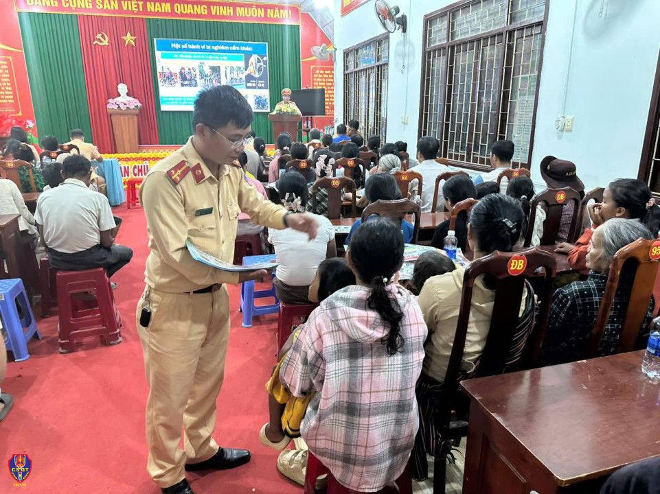 Tuyên truyền pháp luật về trật tự, an toàn giao thông (TTATGT) cho người dân buôn Đắk Tuôr, xã Cư Pui, tỉnh Đắk Lắk.