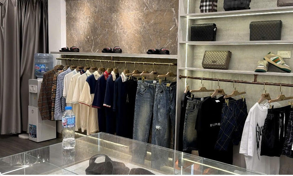Tạm giữ 140 sản phẩm nghi giả mạo nhãn hiệu Burberry, Gucci tại Hà Nội