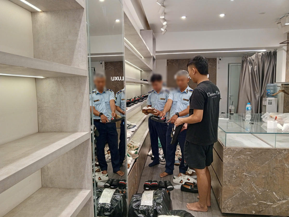 Đoàn kiểm tra đang làm việc với cửa hàng kinh doanh thời trang trên địa bàn Hà Nội.