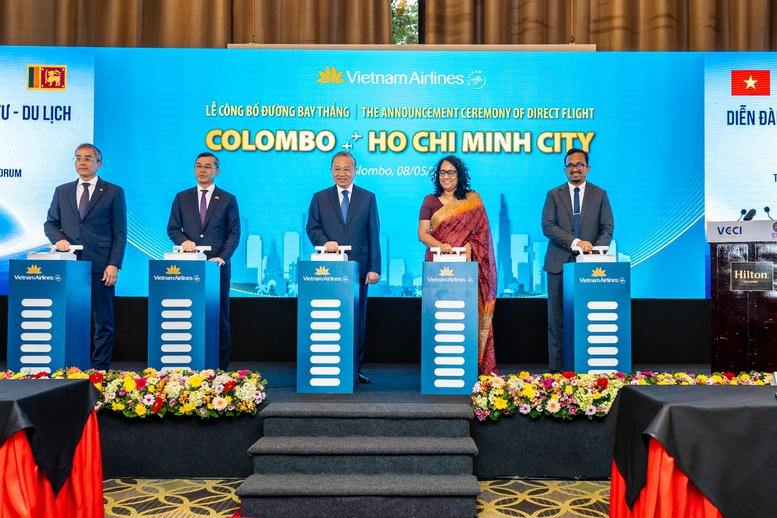 Tổng Bí thư, Chủ tịch nước Tô Lâm cùng các đại biểu thực hiện nghi lễ công bố mở đường bay thẳng kết nối TP. HCM và Colombo. (Ảnh VGP).