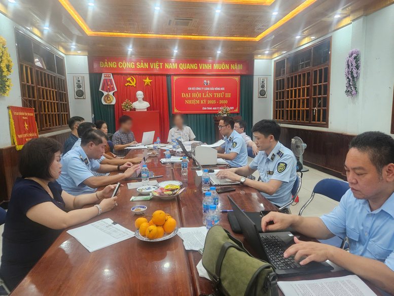 Đoàn công tác của Cục Quản lý và Phát triển thị trường trong nước làm việc với đại diện Công ty TNHH xăng dầu Hồng Đức tại xã Kim Sơn, tỉnh Đồng Tháp (Ảnh Báo CP)