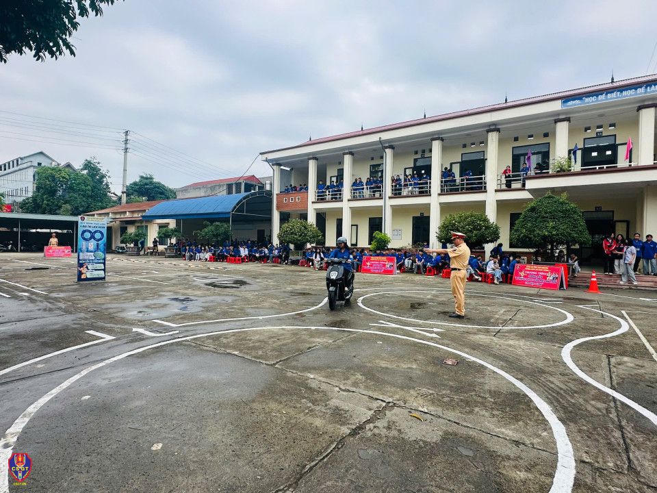 CSGT hướng dẫn các em học sinh thực hành lái xe gắn máy 04 hình cơ bản tại Trung tâm GDNN-GDTX Đại Từ.