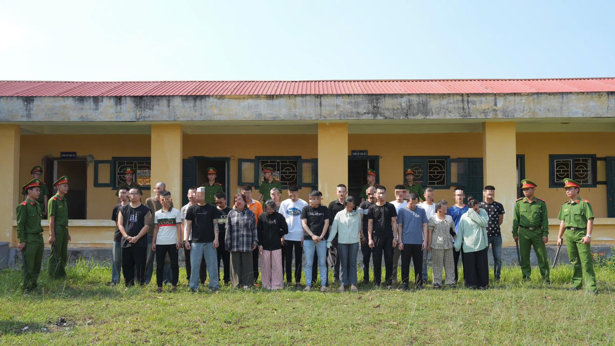 Nhóm đối tượng trong đường dây lừa đảo vừa bị cơ quan Công an bắt giữ. Ảnh: Công an Quảng Trị. 