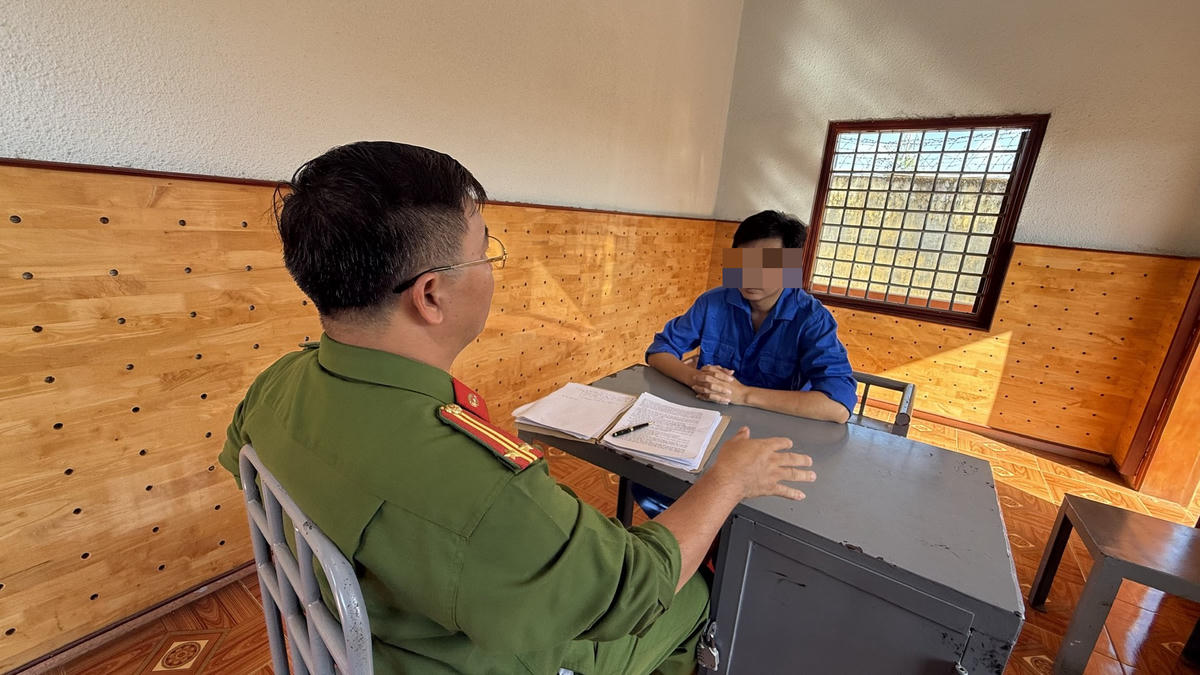 Cơ quan điều tra lấy lời khai đối tượng Phạm Trung Nghĩa. Ảnh: Bộ Công an.