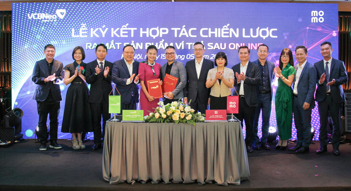 Lễ ký kết hợp tác chiến lược và ra mắt Ví trả sau Online giữa VCBNeo - MoMo. Ảnh: Thời báo Ngân hàng.