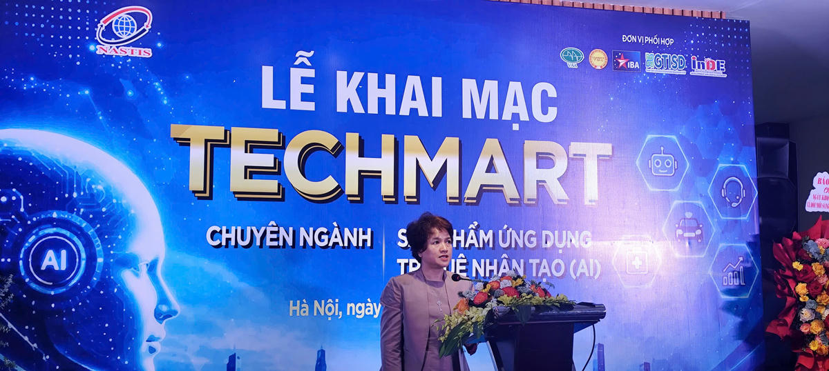 Bà Nguyễn Thị Hương Liên, Phó Chủ tịch Thường trực Hiệp hội Doanh nghiệp Khoa học và Công nghệ Việt Nam (VST) trình bày tham luận tại lễ khai mạc.